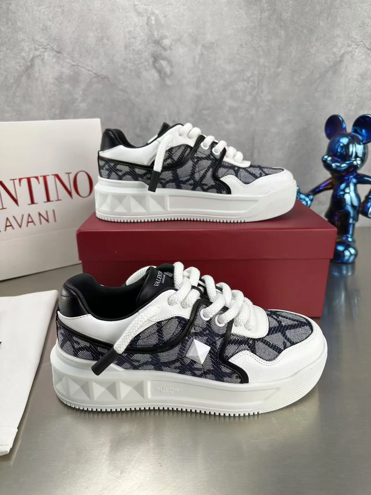 👟👟Ex-factory price 640👟👟 🔺Valentino🔺Valentino new casual shoes 2023 latest model hot style for catwalk couples, thick shoelaces, the same style as Elsa Hosk, Zhang Yixing, Guan Xiaotong and many other stars 🔥 Top version + lasting process, full oil edge on the upper. Fabric: Customized cowhide + cowhide lining with breathable mesh. Outsole: original molded TPU thickened outsole. Size for women is 35-40. Men’s size is 39-45.